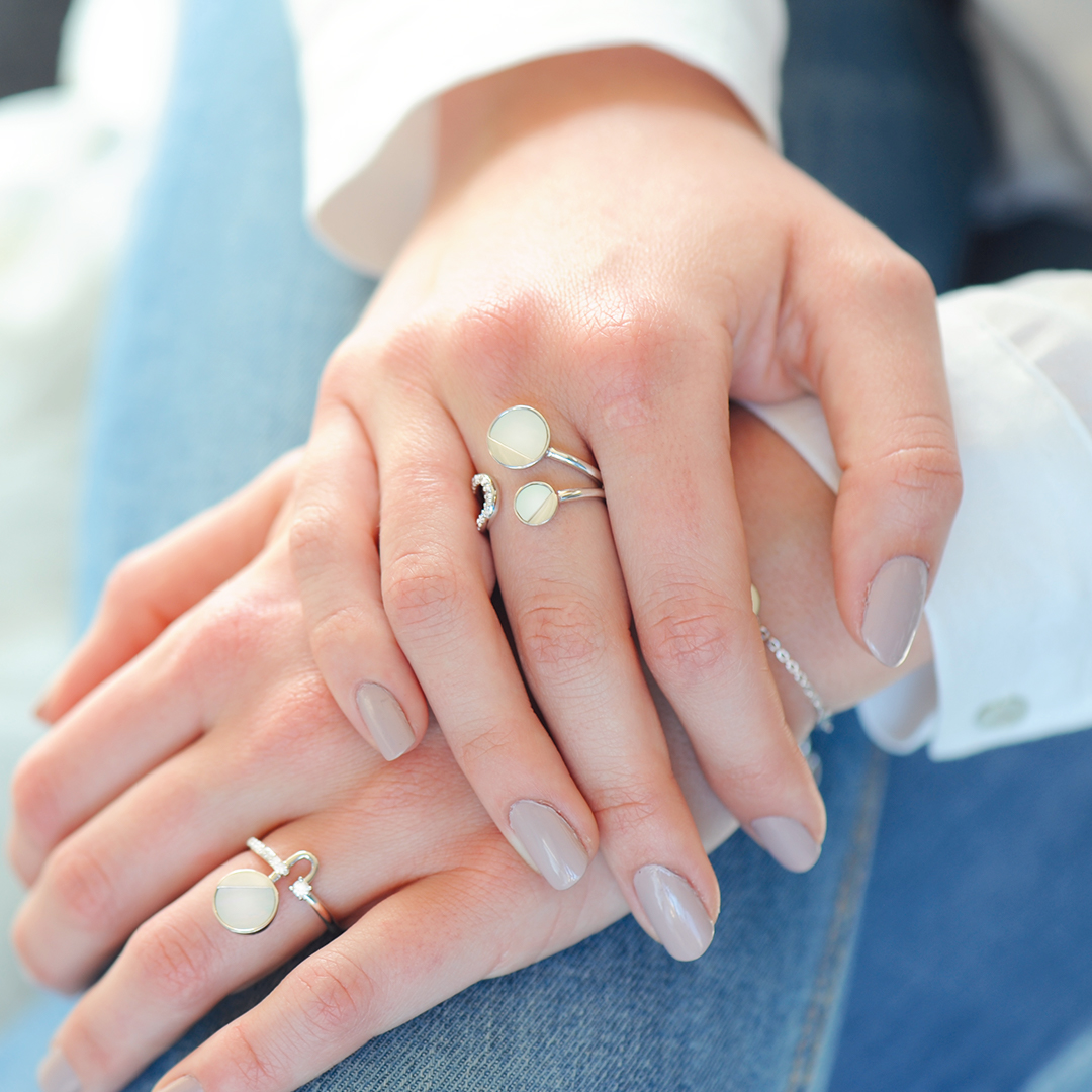 Bague ouverte en argent et sa nacre en forme de lune de la collection Luna